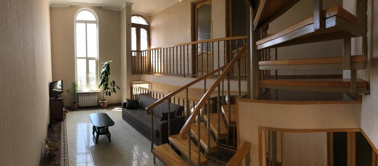 Bajo Guest House Kutaisi Esterno foto