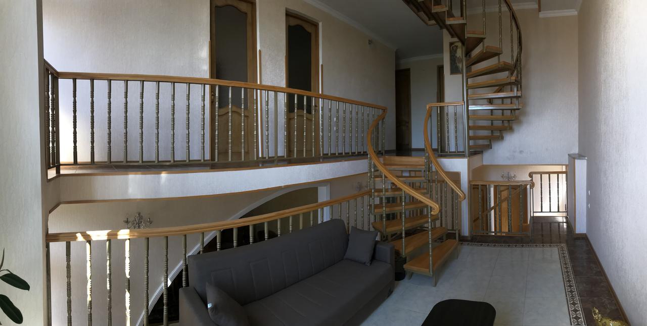 Bajo Guest House Kutaisi Esterno foto